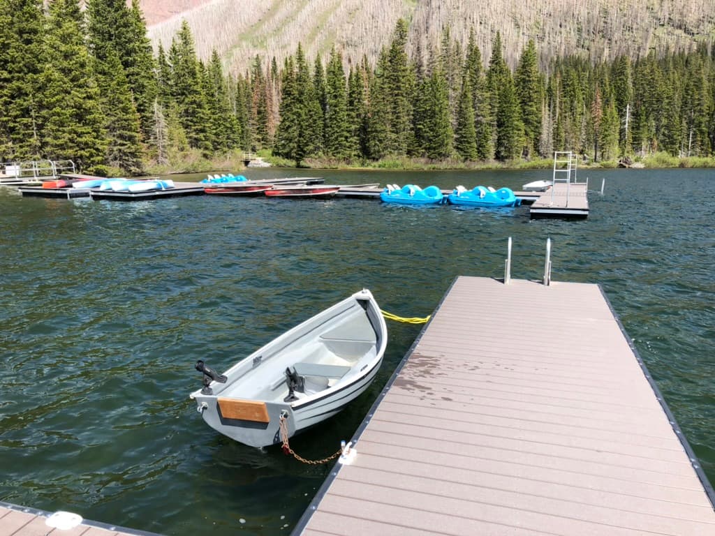 Scenic view of a lake in Alberta surrounded by mountains